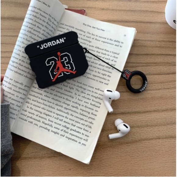 AIRPOD PRO SILICONE PROTECTIVE CASE W/KEYRING - Picture 2 of 4